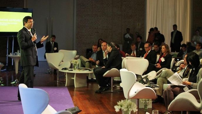 André Esteves na byznys fóru v Sao Palu (vlevo)