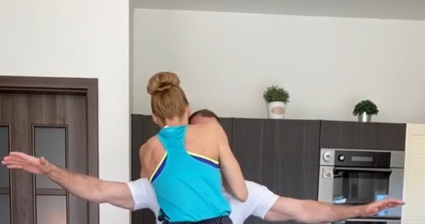 Hana Mašlíková a André Reinders při zvláštní fitness výzvě