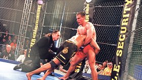 Nejlepší český zápasník MMA André Reinders: Má vysokou a rve se v kleci!