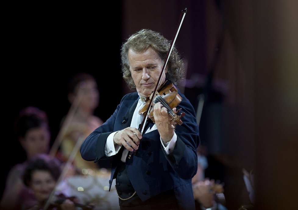 Houslový virtuóz André Rieu měl koncertovat v Praze. Vystoupení se zatím odsouvá na listopad