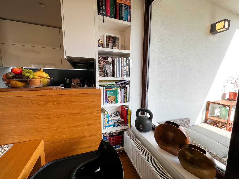 Knihovna mezi obývacím pokojem a kuchyní.