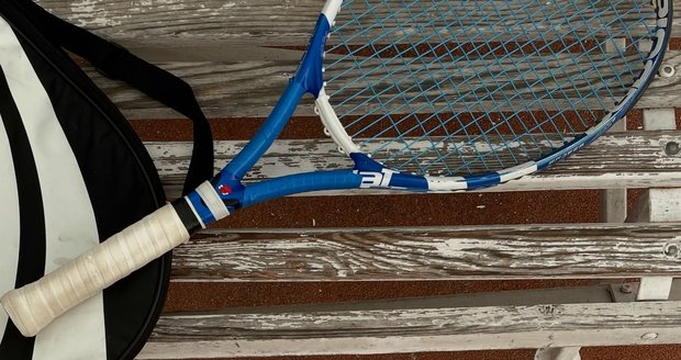 Andrea Bezděková oplakává ztrátu tenisové rakety. Andrea Bezděková oplakává ztrátu tenisové rakety.