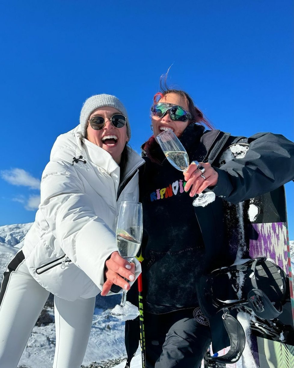Andrea Bezděková a Kundosaki na lyžovačce v Alpách