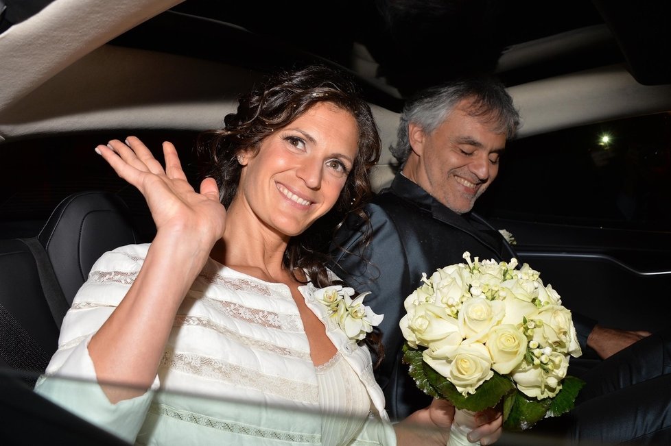 Bocelli s o čtvrt století mladší Bertiovou žil od rozvodu se svou první manželkou v roce 2002. Pár svazek oficiálně zpečetil teprve nyní - obřad se konal v den druhých narozenin jejich dcery Virginie.