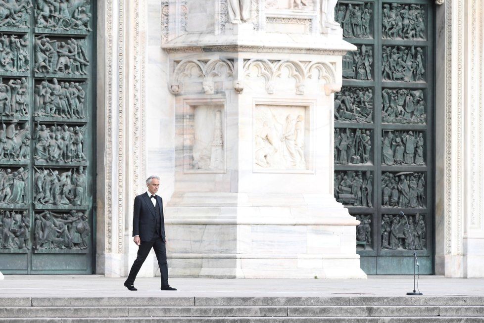 Tenorista Andrea Bocelli v dubnu o Velikonocích zazpíval v Itálii.