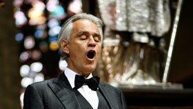 Tenorista Andrea Bocelli v dubnu o Velikonocích zazpíval v Itálii.