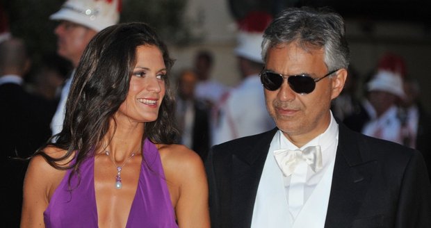 Bocelli si chce svou současnou partnerku vzít, s předchozí není ale ještě rozvedený