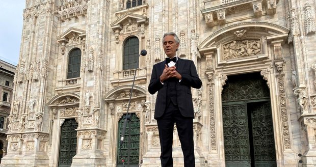 Tenorista Andrea Bocelli v dubnu o Velikonocích zazpíval v Itálii.