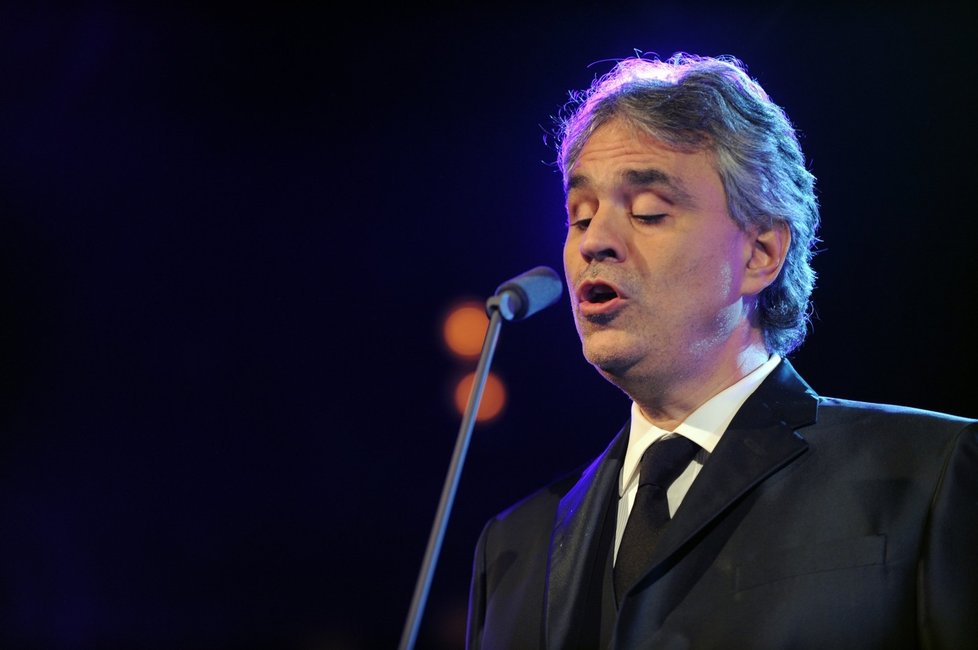 Andrea Bocelli je slavný italský tenorista.