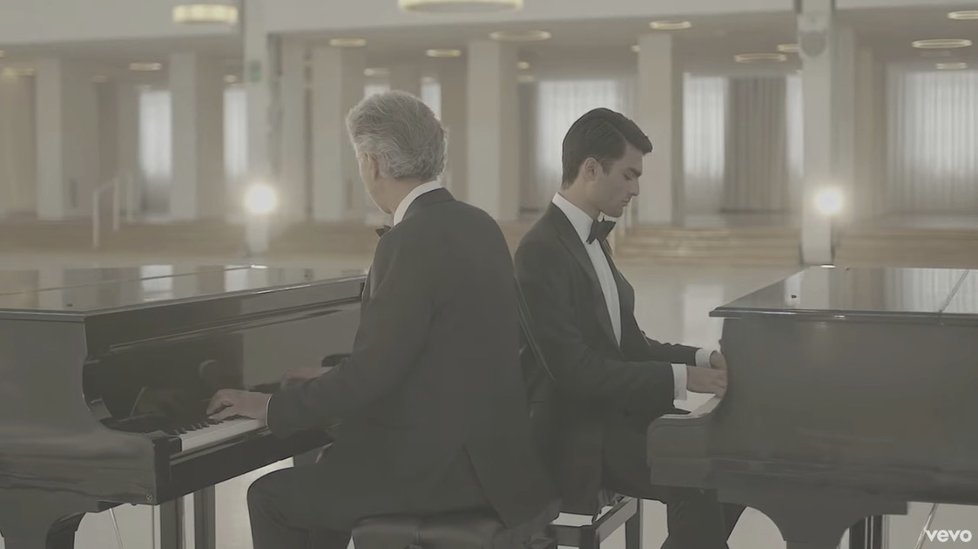 Andrea Bocelli vystřihl duet Fall on Me s mladším synem z prvního manželství Matteem.