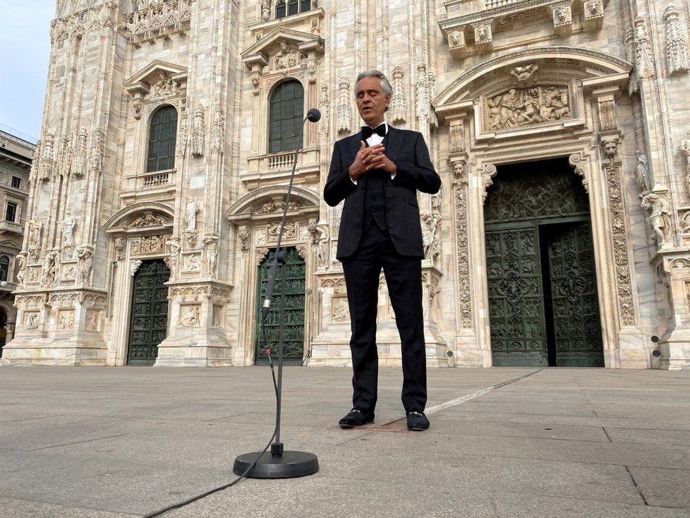 Tenorista Andrea Bocelli v dubnu o Velikonocích zazpíval v Itálii.