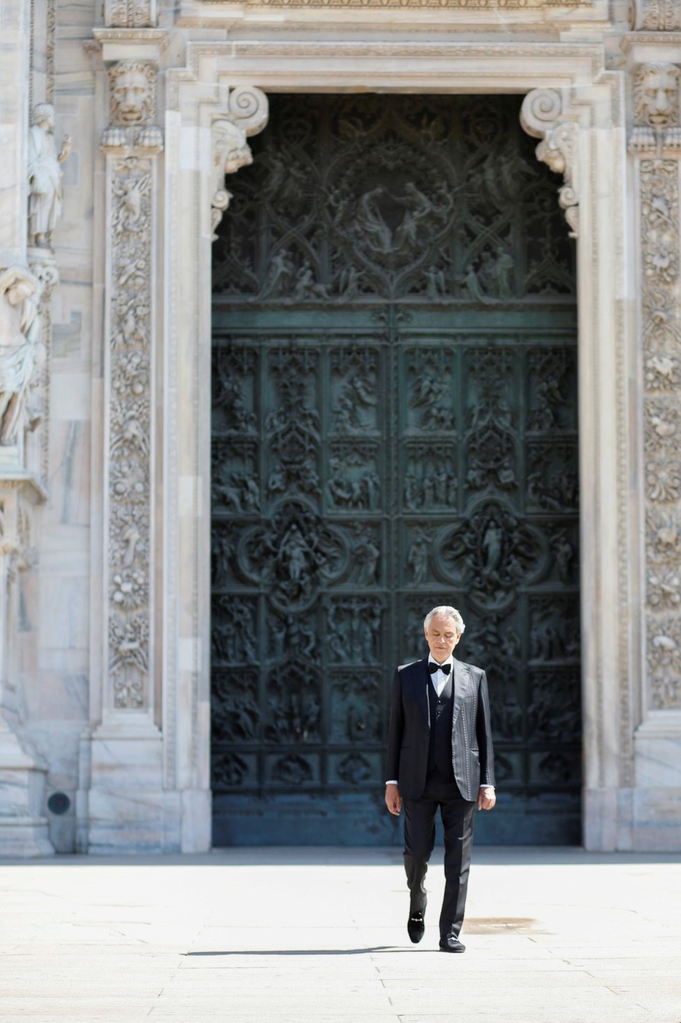 Tenorista Andrea Bocelli v dubnu o Velikonocích zazpíval v Itálii.