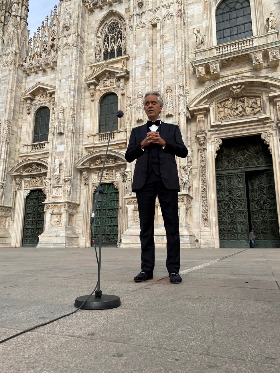 Tenorista Andrea Bocelli v dubnu o Velikonocích zazpíval v Itálii.