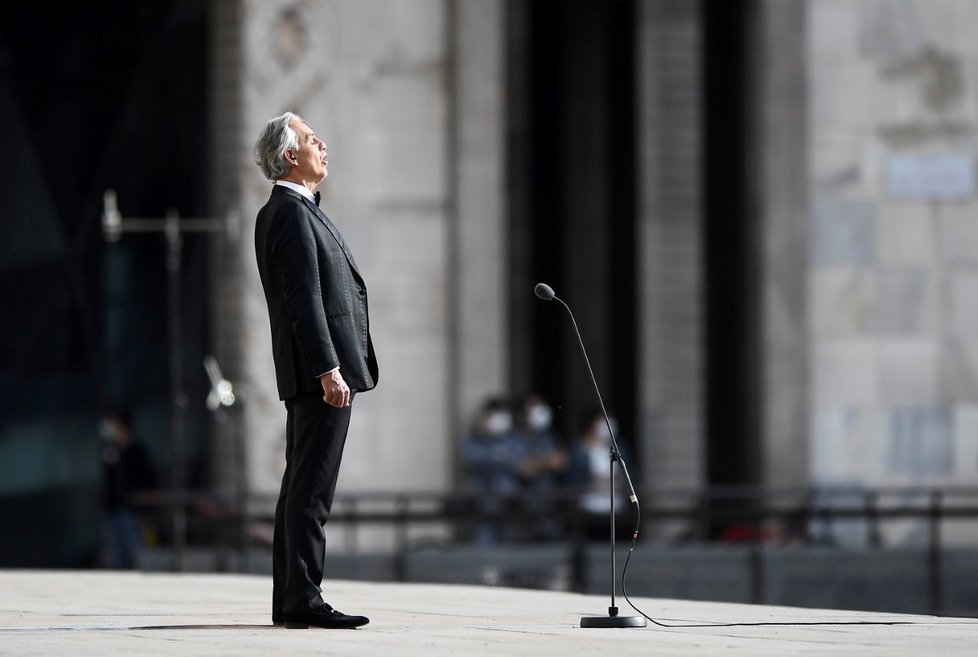 Tenorista Andrea Bocelli v dubnu o Velikonocích zazpíval v Itálii.