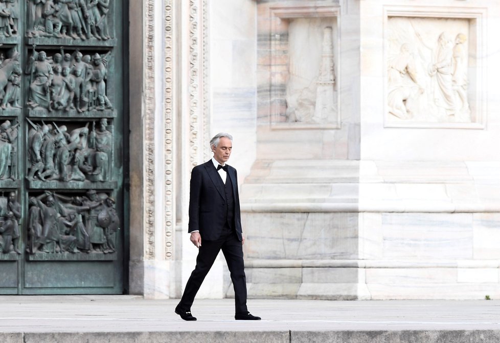 Tenorista Andrea Bocelli v dubnu o Velikonocích zazpíval v Itálii.