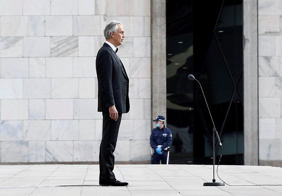 Tenorista Andrea Bocelli v dubnu o Velikonocích zazpíval v Itálii.