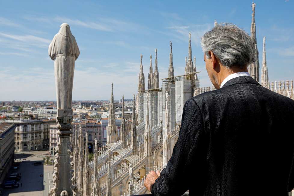 Tenorista Andrea Bocelli v dubnu o Velikonocích zazpíval v Itálii.