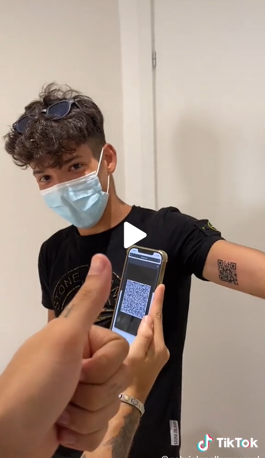Student Andrea Colonnetta (22) s sebou nechtěl tahat kartičku s důkazem o očkování, QR kód si nechal zvěčnit na ruku.&nbsp;&nbsp;