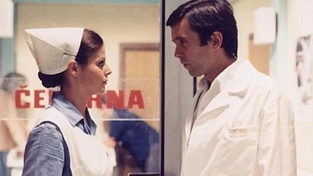 1977 - Mlčenlivá Ina a záletný doktor Arnošt Blažej (J. Abrhám) z Nemocnice na kraji města.
