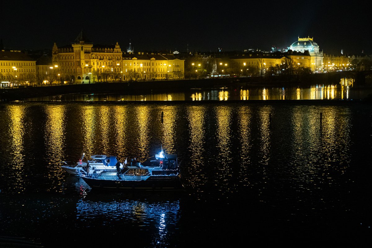 Andrea Kalivodová na lodi zpívala 30 minut. Karlův most se stal hledištěm improvizovaného koncertu.