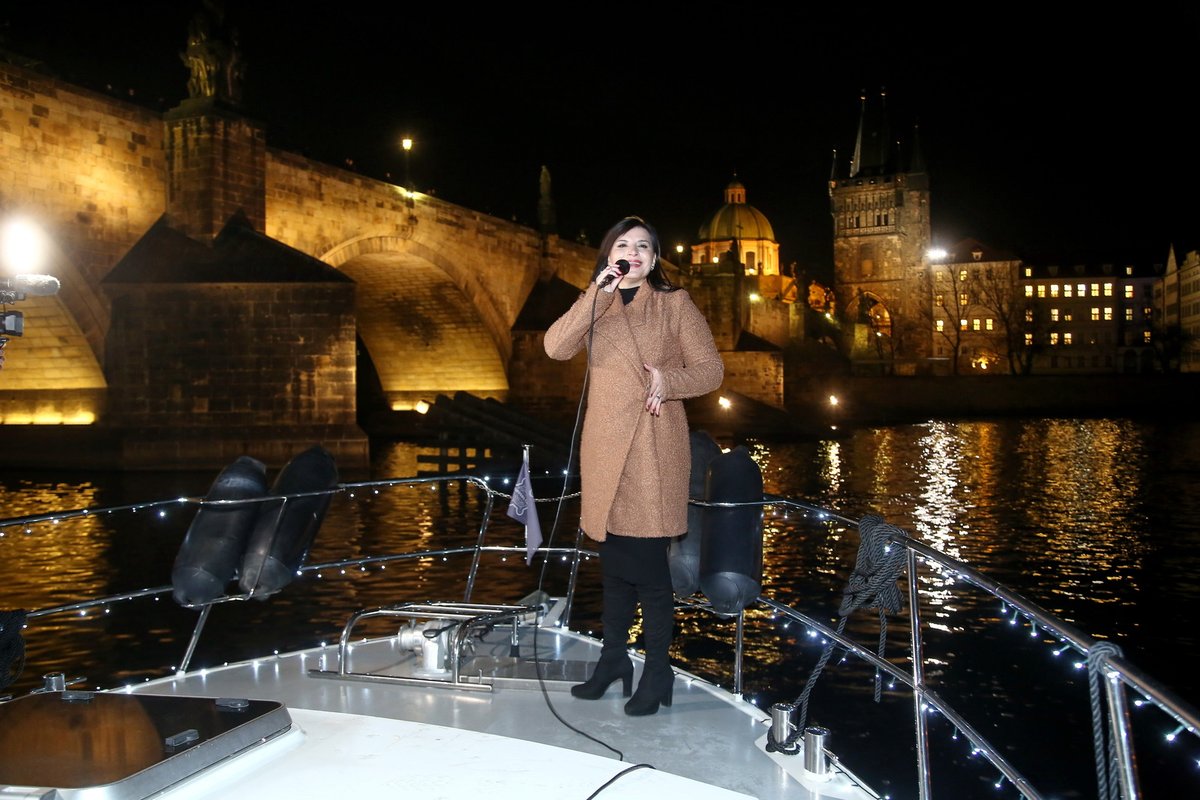 Andrea Kalivodová na lodi zpívala 30 minut. Karlův most se stal hledištěm improvizovaného koncertu.