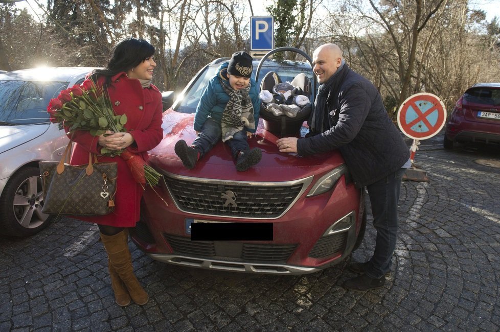 Andrea Kalivodová si domů z porodnice přivedla druhého syna Sebastiana. Přijel pro ni manžel Radek a starší syn Adrian.