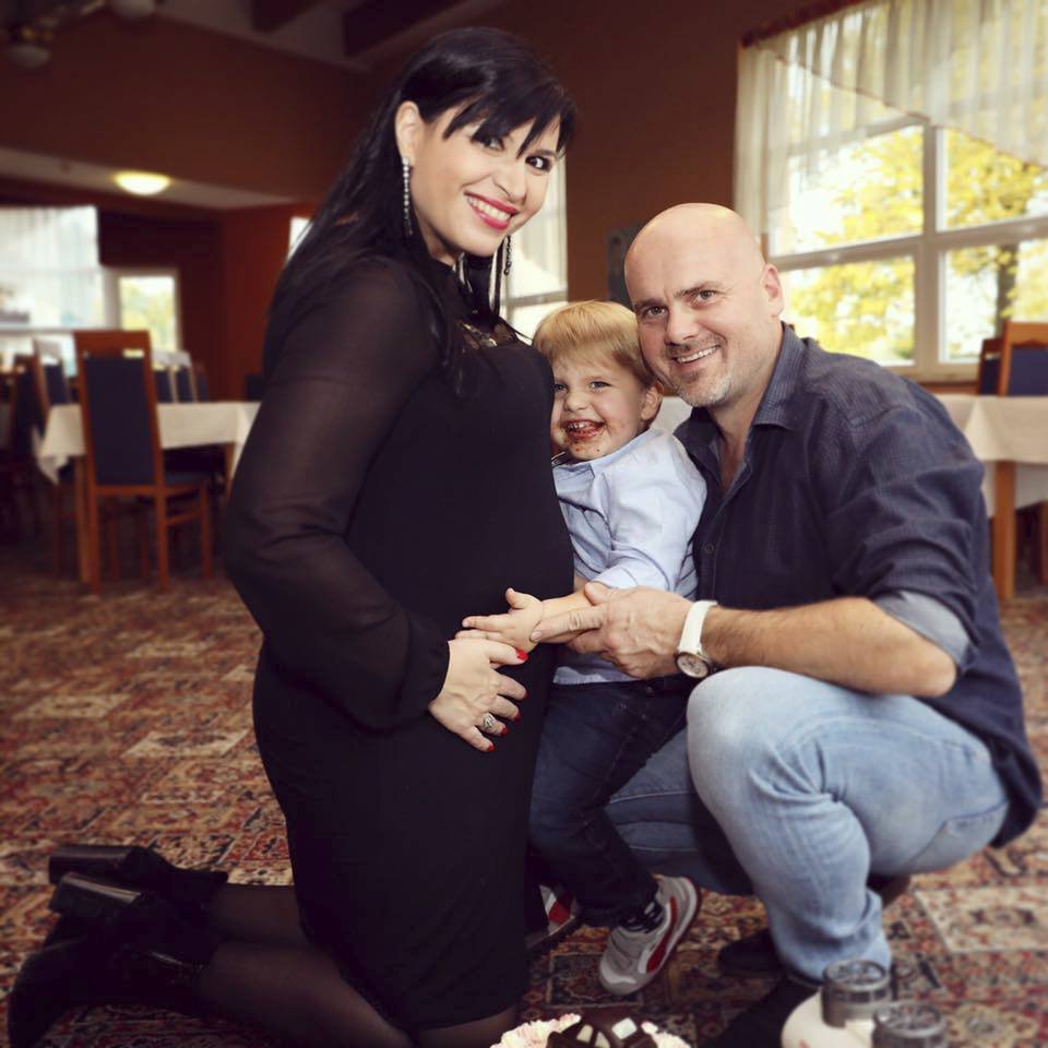 Andrea Kalivodová s manželem Radkem Töglem a synem Adrianem shánějí pro nenarozené miminko chůvu