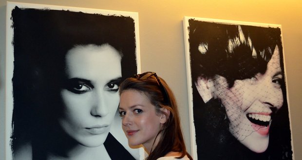 Herečka Andrea Kerestešová vyfotografovala pro svou výstavu Indigo 2012 kolegyně Lenku Zahradnickou (vlevo) a Kristýnu Janáčkovou.