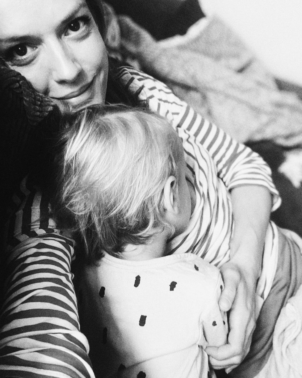 Andrea Růžičková kojí svého dvouletého syna