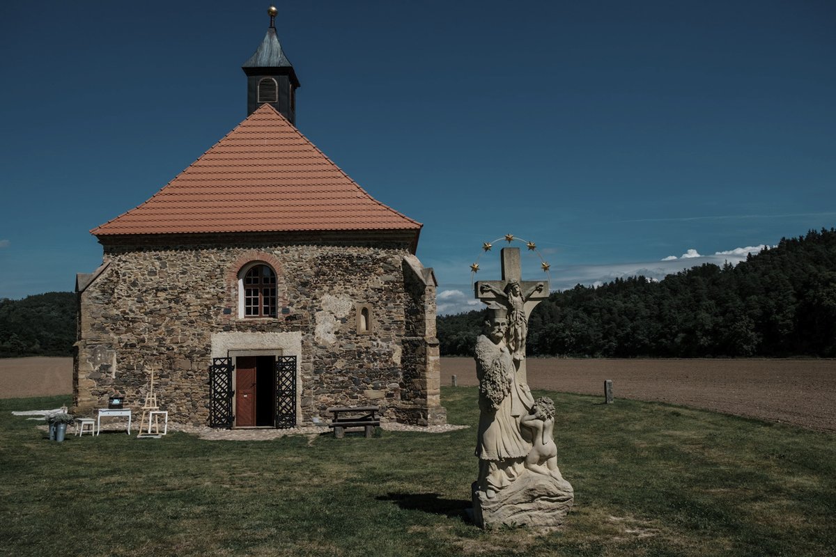 Kostel sv. Petra a Pavla v Dolanech u Hlinců byl svědkem stvrzení velké lásky.