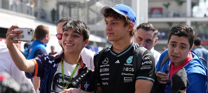 Kimi po návratu z teplých krajin neměl k dispozici teplé oblečení a vše musela zachraňovat jeho česká partnerka.