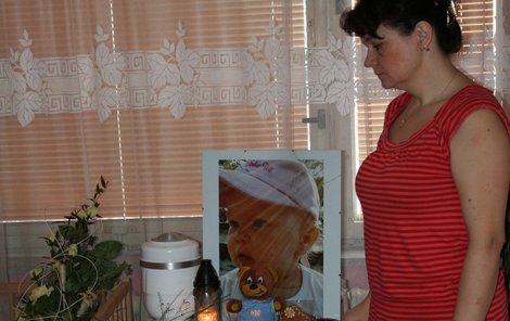Zoufalá maminka má v ložnici malý oltář s velkou fotografií Andrejky. Jsou tady hračky, květiny, dokonce i bílá urna s popelem holčičky.