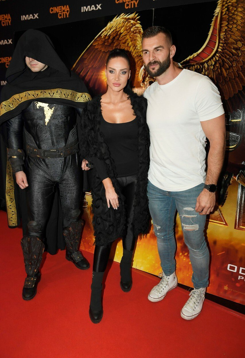 Na premiéru filmu Black Adam dorazila i DJka Andrea Pomeje s přítelem Petrem.