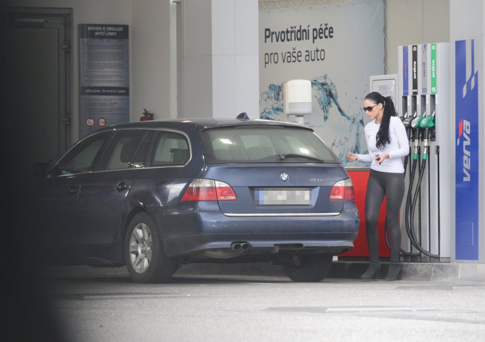 Andrea Pomeje na benzinové pumpě.