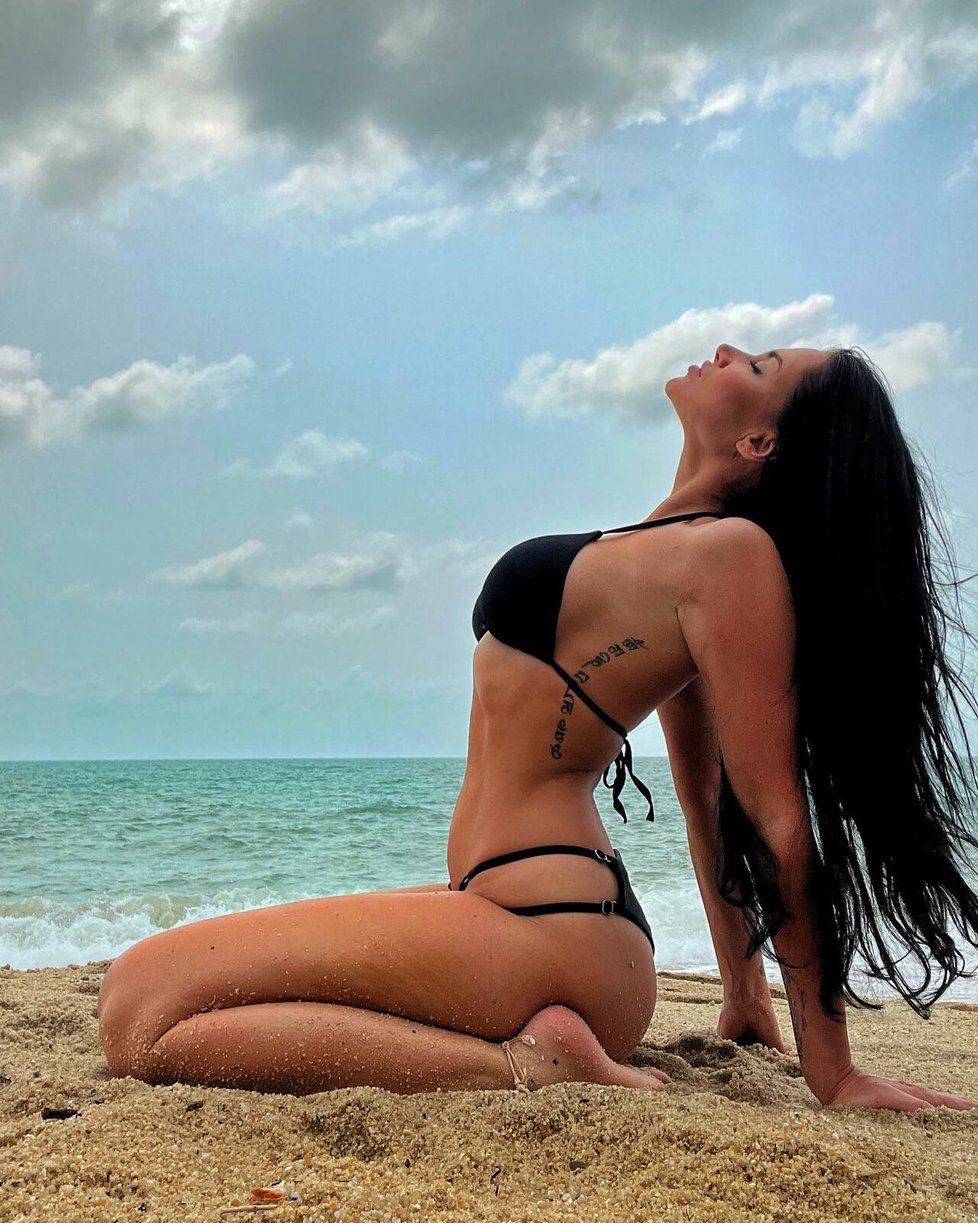 Andrea Pomeje předvádí sexy pózy v Thajsku.