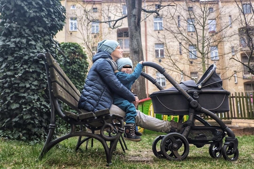 Andrea Růžičková se syny na procházce