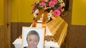 Babička a přátelé se rozloučili se zesnulou Andreou Šulajovou (†23). Podlehla rakovině kostí.