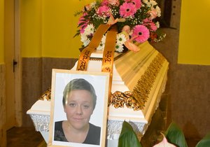 Babička a přátelé se rozloučili se zesnulou Andreou Šulajovou (†23). Podlehla rakovině kostí.