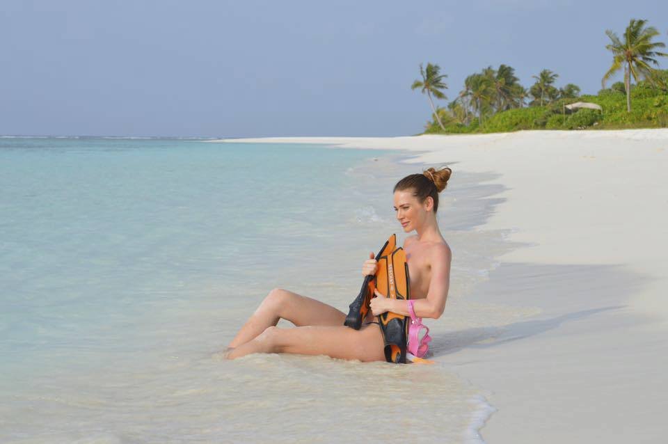 Andrea Verešová na Maledivách odhodila horní díl plavek.