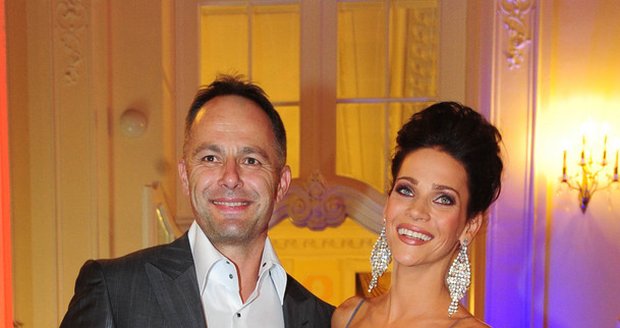 Andreu Verešovou doprovázel na večírku v Grand Hotelu Pupp samozřejmě její manžel, právník Daniel Volopich