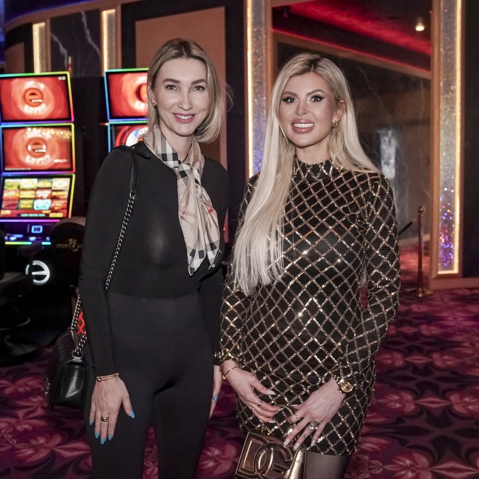 Celebrity se sešly v kasinu ve Vestci u Prahy na pomoc nadaci Andrey Verešové - Lela Vémola a Dominika Mesarošová