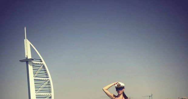 Duben: Dubaj: Jako kapitánka na lodi se známým hotelem Burdž al-Arab v pozadí se pochlubila na jaře.
