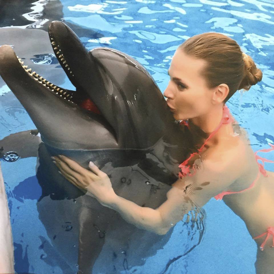 Srpen: Dubaj: Andrea si zaplavala s delfíny. Zážitková půlhodinka stojí asi 4000 korun.