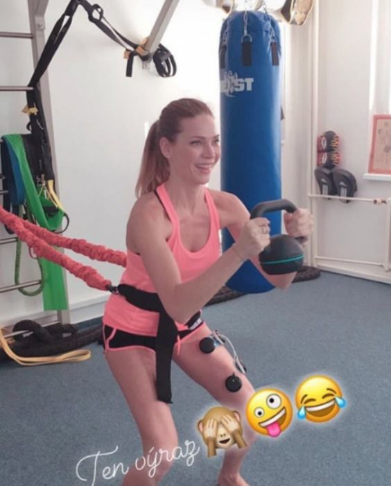 Andrea Verešová při speciálním cvičení, kdy jí do svalů proudí elektrické stimuly.