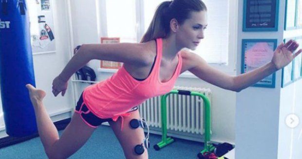 Andrea Verešová při speciálním cvičení, kdy jí do svalů proudí elektrické stimuly