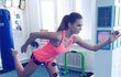 Andrea Verešová při speciálním cvičení, kdy jí do svalů proudí elektrické stimuly