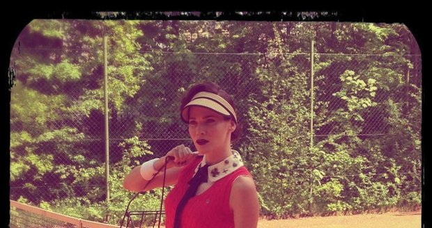 Andrea jako zkušená tenistka.