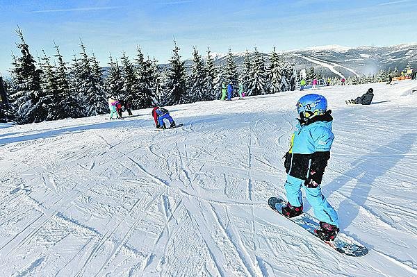 Skvělé sněhové podmínky a krásné počasí přilákaly už o uplynulém víkendu do Špindlu asi 4000 lyžařů.