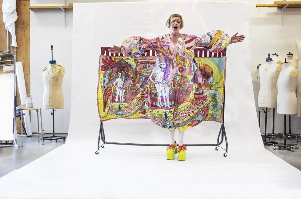 Extravagantní anglický umělec Grayson Perry má pro módní návrhářku Andreu Vytlačilovou slabost. Takto se nechal zvěčnit v jejím oděvu.