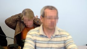 Odsouzení manželé Heidrun (vlevo) a Andreas (vpravo): Německý soud zakázal zveřejňování jejich obličejů